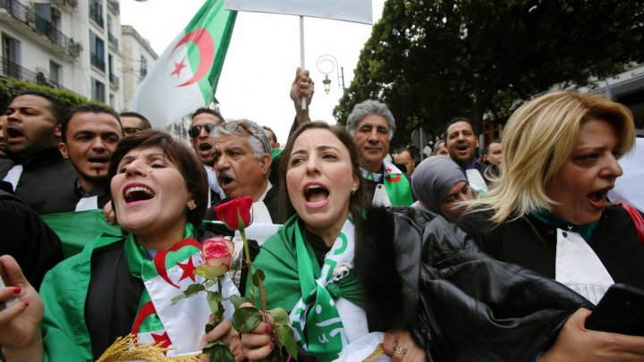 الجزائر: جمعة جديدة للمطالبة برحيل كل النظام وسط استدعاء مسؤولين كبار أمام القضاء