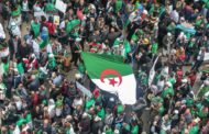 الجزائريون يتظاهرون في الجمعة الحادية عشرة تعبيرا عن تصميمهم على رحيل رموز النظام