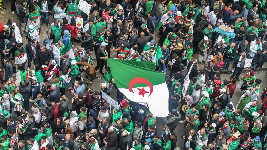 الجزائريون يتظاهرون في الجمعة الحادية عشرة تعبيرا عن تصميمهم على رحيل رموز النظام