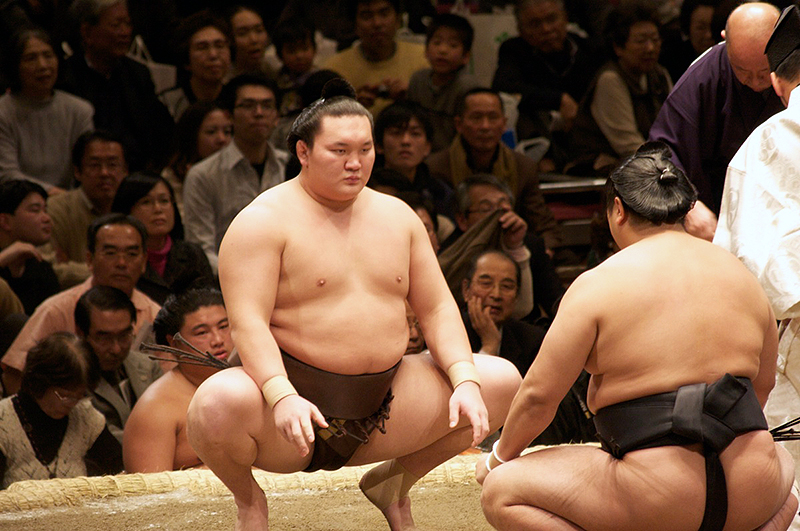 مشجعو رياضة السومو اليابانية يرحبون بجائزة ترامب ويتمنون أن يجلس متربعا