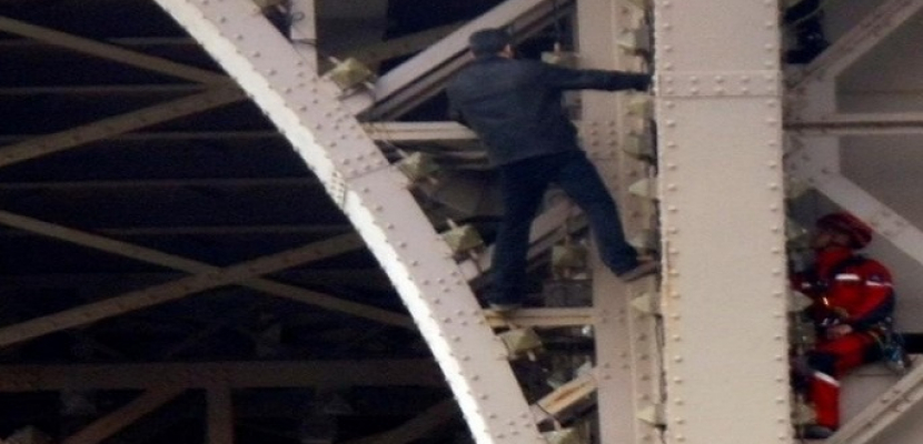 إخلاء برج إيفل بباريس بعد تسلق رجل للمزار الشهير