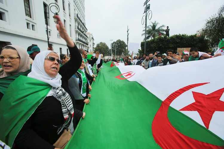 آلاف الجزائريين يطالبون بإصلاحات سياسية ويهتفون “ارحلوا جميعا”