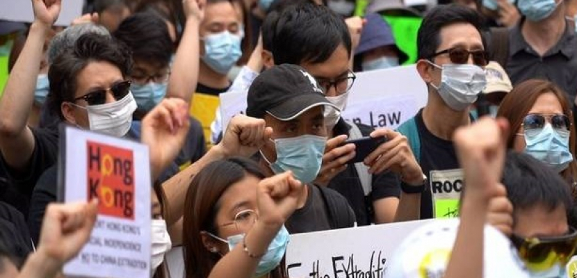 متظاهرون يحاولون اقتحام برلمان هونج كونج