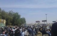 سودانيون يتجمعون على ضفاف النيل قبالة الخرطوم بعد اشتباكات دامية