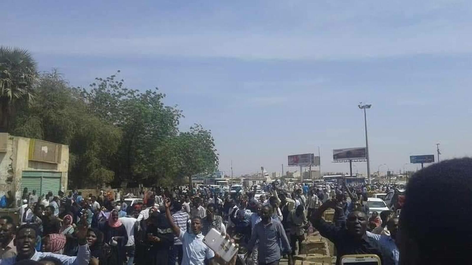 سودانيون يتجمعون على ضفاف النيل قبالة الخرطوم بعد اشتباكات دامية
