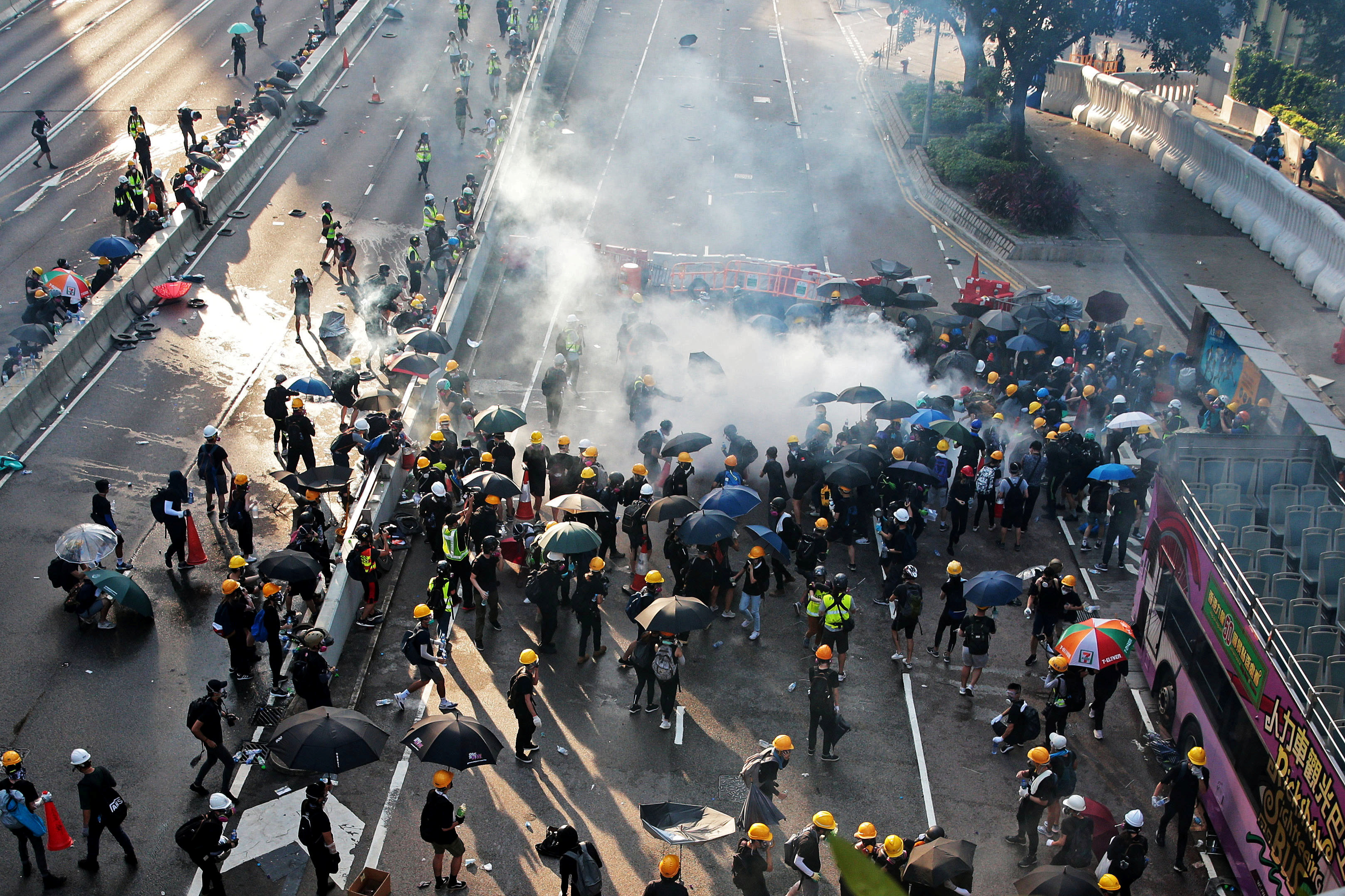 شرطة هونج كونج تطلق الغاز المسيل للدموع على محتجين والإضراب يشل المدينة