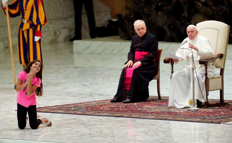 البابا يسمح لفتاة مريضة بالتصفيق والرقص على المسرح أثناء العظة