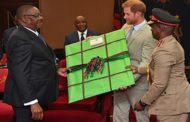 الأمير البريطاني هاري يتبادل الهدايا مع رئيس مالاوي