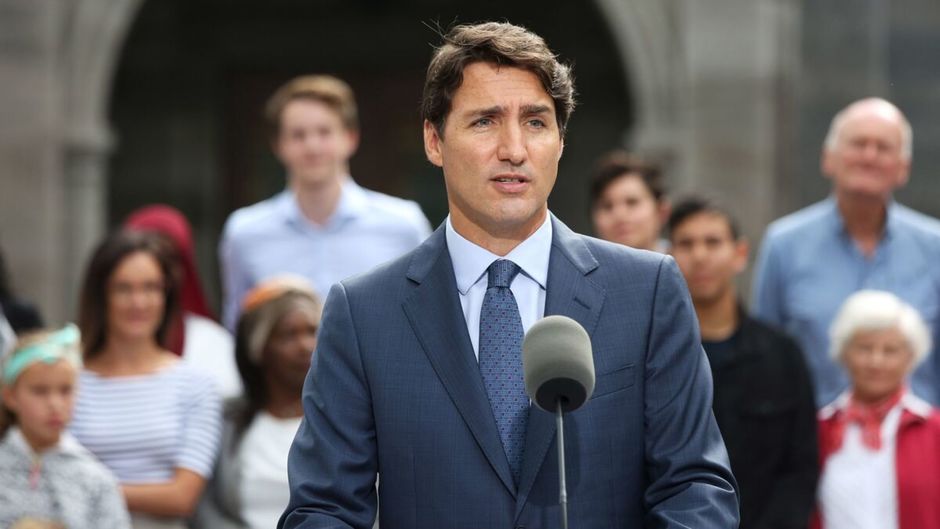 Enquête sur une affiche électorale avec des cibles sur Trudeau et un ministre libéral
