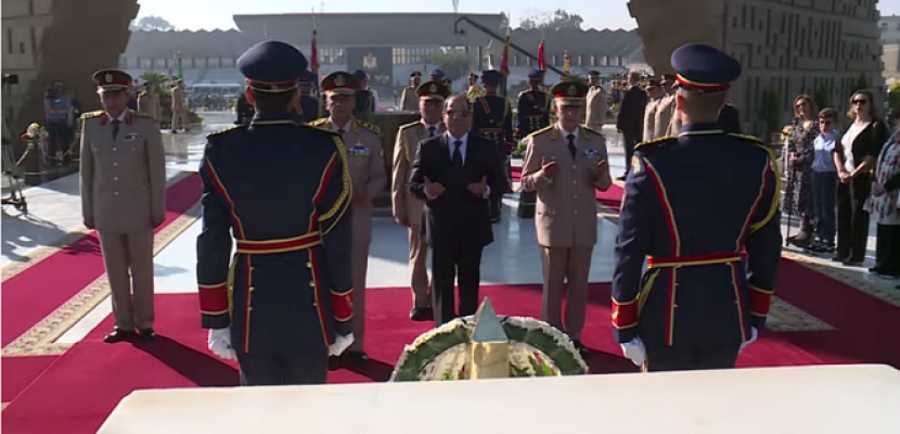 الرئيس السيسي يضع أكاليل الزهور على النصب التذكاري لشهداء القوات المسلحة بمناسبة ذكرى انتصارات أكتوبر