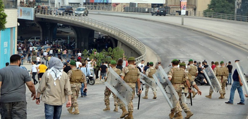 اشتباكات بين الجيش اللبناني والمتظاهرين لفض الاعتصامات وفتح الطرقات