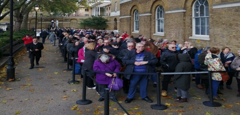 اصطفاف آلاف الزائرين أمام معرض توت عنخ امون بلندن في أول يوم افتتاحه للجمهور