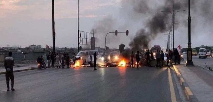 متظاهرو البصرة يواصلون قطع الطرق لليوم الثالث على التوالى .. والأمن يفشل فى محاولات فتحها بالقوة