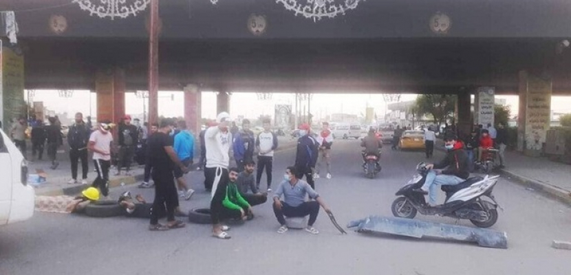 محتجون عراقيون يواصلون العصيان المدنى ويقطعون عدداً من شوارع العاصمة بغداد