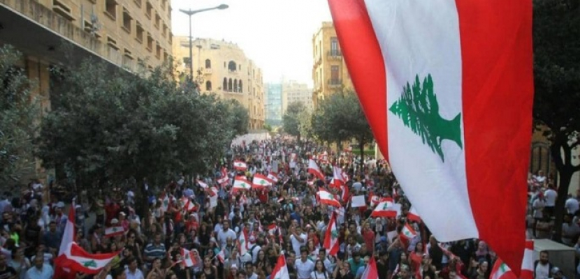 متظاهرون لبنانيون ينظمون احتجاجات أمام السفارة الأمريكية