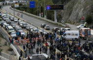 محتجون يغلقون الطريق بين إسبانيا وفرنسا للمطالبة باستقلال كتالونيا