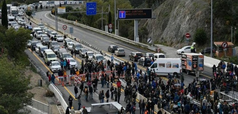 محتجون يغلقون الطريق بين إسبانيا وفرنسا للمطالبة باستقلال كتالونيا