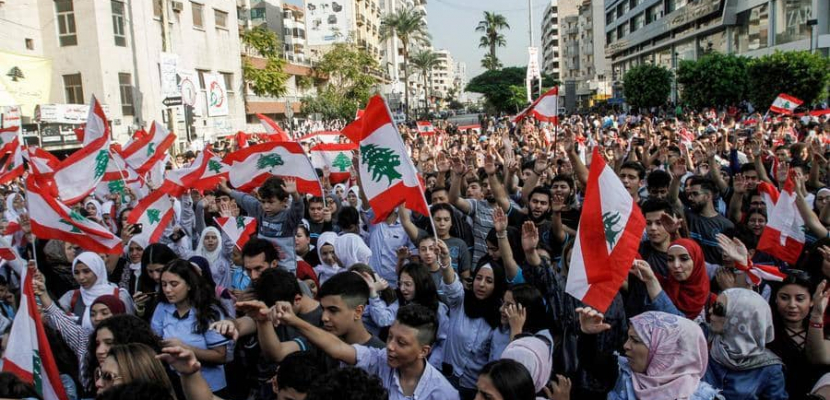 الطلاب ينضمون للاحتجاجات في لبنان .. وإغلاق المرافق يتجدد