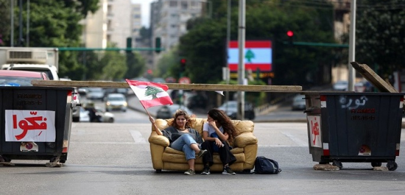 عمليات قطع طرق فى لبنان .. واضراب عام يشل القطاع المصرفى