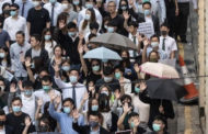 الشرطة تواجه المحتجين في هونغ كونغ بالغاز المسيل للدموع