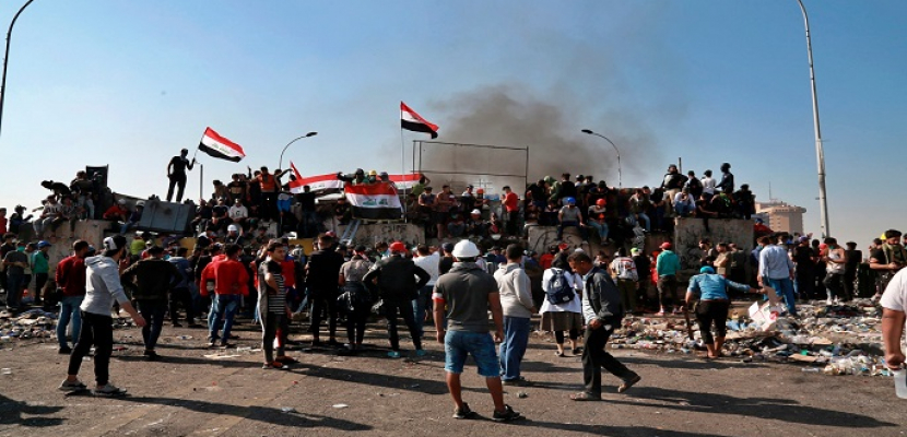 محتجو العراق يعودون لساحة التحرير وآخرون يقطعون طرق البصرة ويغلقون ميناء أم قصر الاستراتيجى