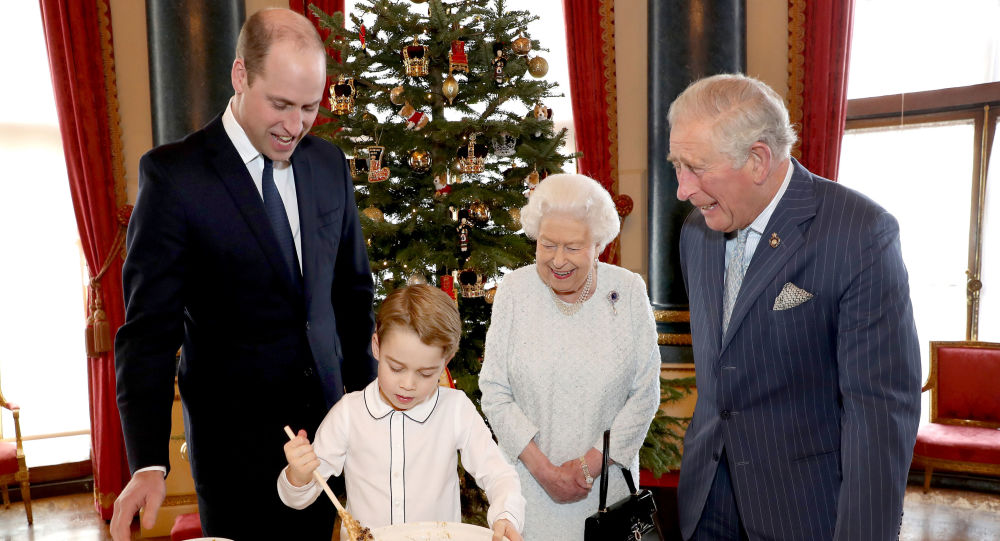 ملكة بريطانيا تعد حلوى عيد الميلاد بعد عام صعب