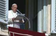البابا فرنسيس يعتذر عن ضرب يد امرأة جذبته بشدة
