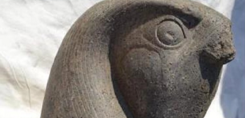 الآثار: الكشف عن جزء كبير من تمثال ضخم للإله حورس بمعبد ملايين السنين بالأقصر