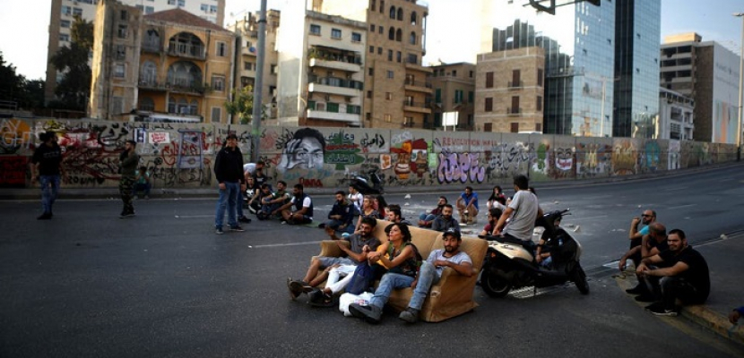 متظاهرو لبنان يقطعون الطريق مجدداً رفضاً لـ “الخطيب”