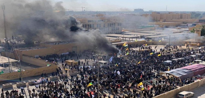 الأمن العراقي يطلق الغاز المسيل للدموع لتفريق محتجين أمام السفارة الأمريكية.. وإجلاء السفير