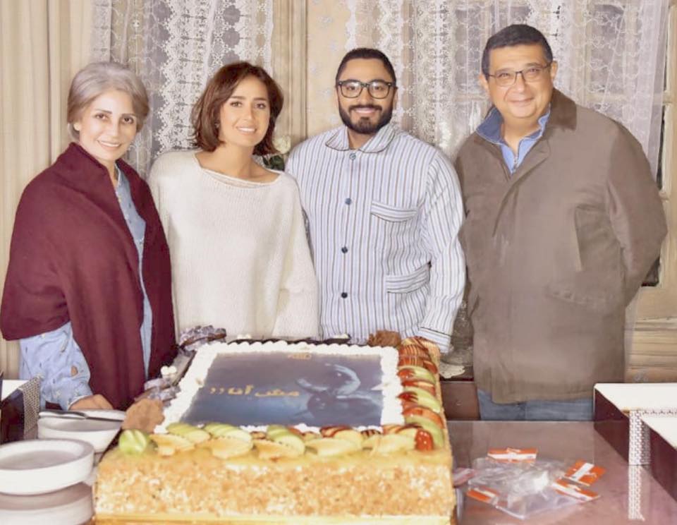 تامر حسني وحلا شيحا يحتفلان ببدء تصوير “مش أنا”