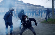 الشرطة الفرنسية تطلق قنابل الغاز المسيل للدموع على متظاهرين في مدينة نانت غرب البلاد