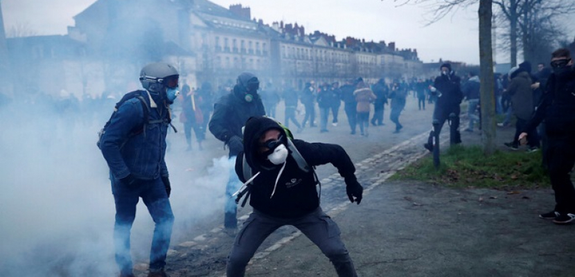 الشرطة الفرنسية تطلق قنابل الغاز المسيل للدموع على متظاهرين في مدينة نانت غرب البلاد