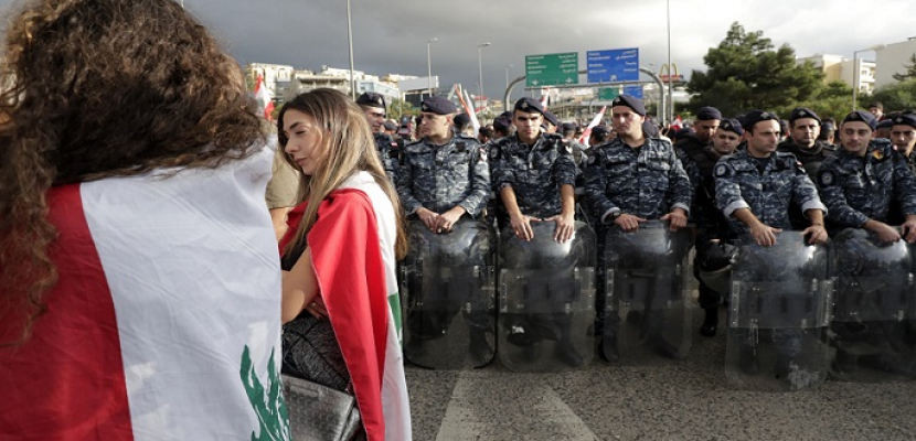 توتر وتدافع بين المتظاهرين والقوى الأمنية بوسط العاصمة اللبنانية بيروت