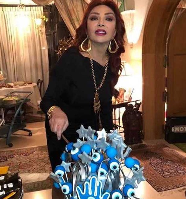 نبيلة عبيد تحتفل بعيد ميلادها الـ75 بتورتة ضد الحسد