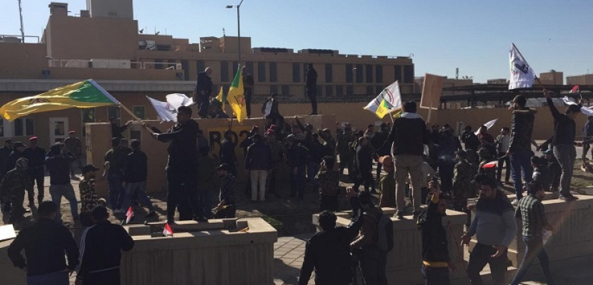 المتظاهرون العراقيون ينهون حصار السفارة الأمريكية فى بغداد