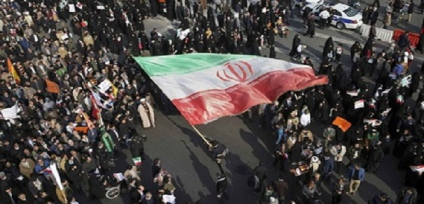 الشرطة الإيرانية تطلق الغاز المسيل للدموع على محتجين وسط طهران