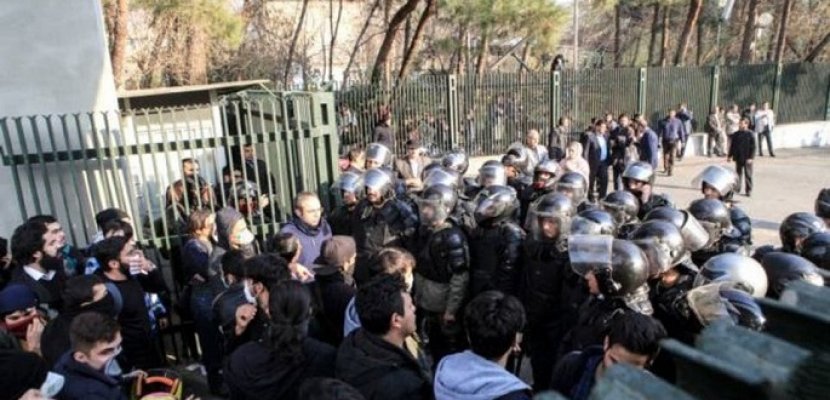 احتجاجات مناهضة للسلطة في جامعات إيران والحرس الثوري يهدد باستخدام القوة