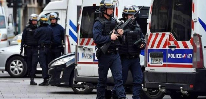 الشرطة الفرنسية تقتل شخصا قبل تنفيذه عملية طعن في باريس