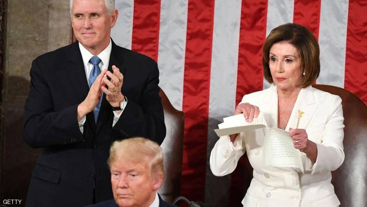 أول تعليق من بيلوسي بعد تمزيق خطاب ترامب