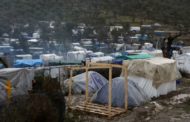 اليونان تسرع خطط إقامة مراكز لاحتجاز المهاجرين لتخفيف التوتر