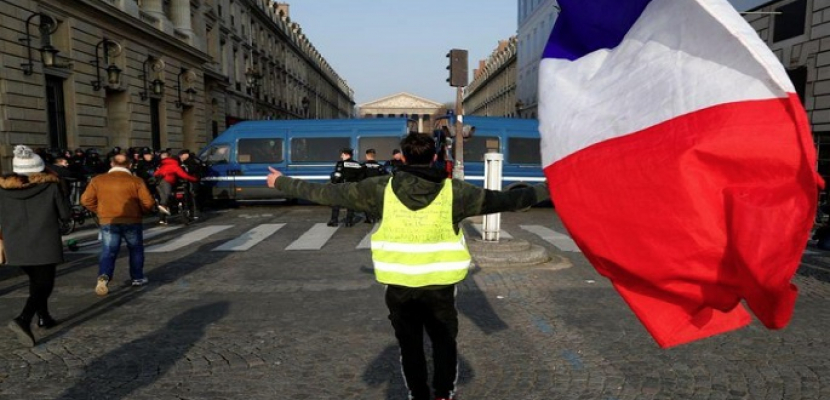 شرطة باريس تحظر مظاهرة لحركة “السترات الصفراء” السبت