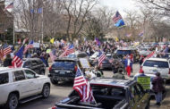 آلاف الأمريكيين يواصلون تظاهراتهم ضد أوامر البقاء بالمنازل