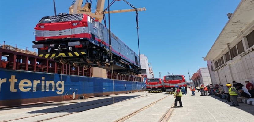 وزارة النقل: استكمال أعمال تنزيل جرارات السكك الحديدية الجديدة بميناء الإسكندرية