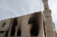 مستوطنون يضرمون النار بمسجد قرب رام الله بالضفة الغربية
