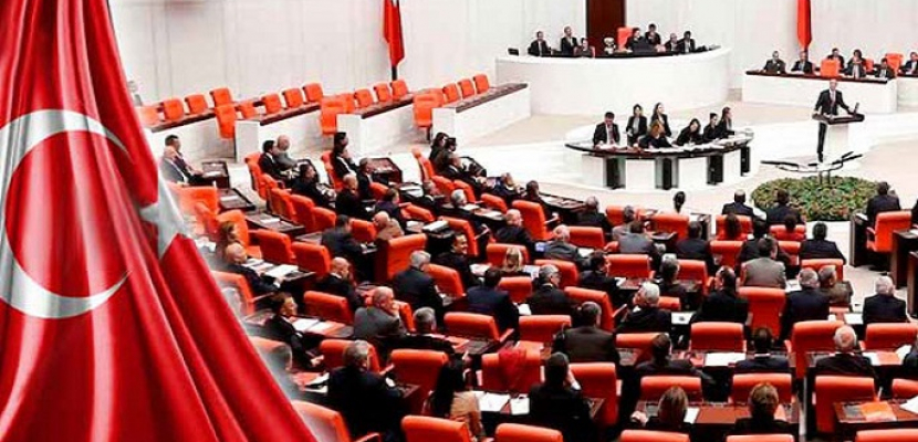 البرلمان التركي يقر قانونا مثيرا للجدل لتنظيم استخدام وسائل التواصل الاجتماعي