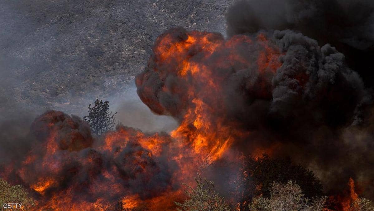 حريق هائل يخلي مئات المنازل في كاليفورنيا