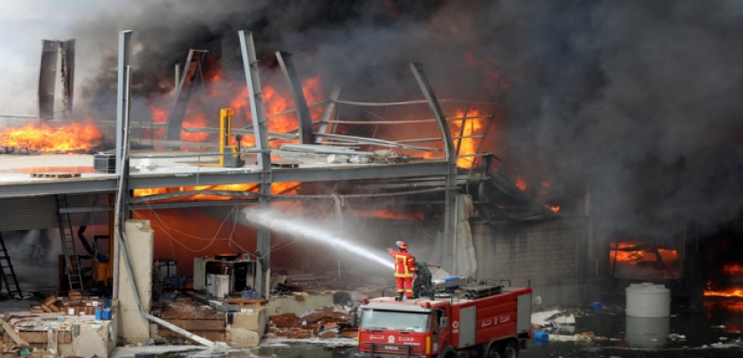 رجال الإطفاء يخمدون ما تبقى من حريق مرفأ بيروت