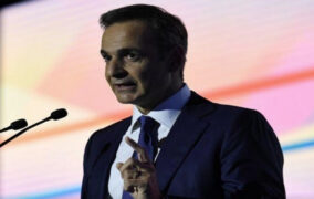 رئيس وزراء اليونان يدعو إلى حل آمن قانونيًا وماليًا لدعم أوكرانيا