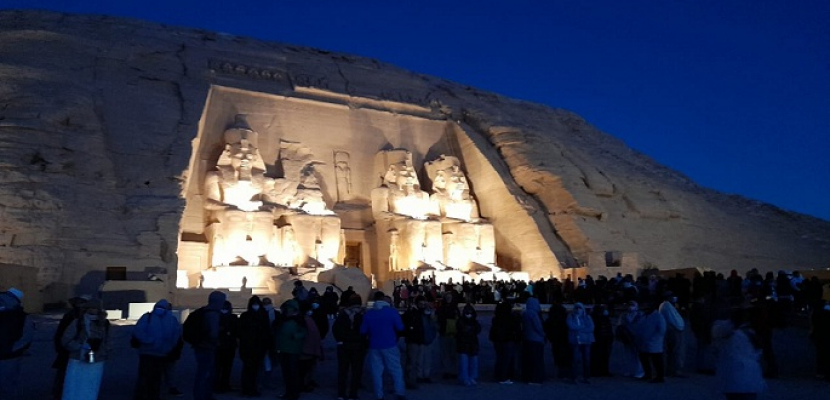بالصور .. المئات يشهدون ظاهرة تعامد الشمس على تمثال رمسيس الثانى بمعبد أبو سمبل